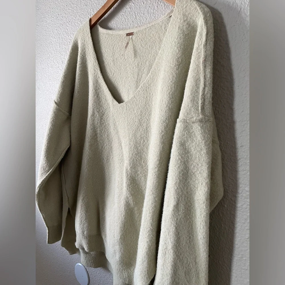 Free People Oversized Sweater Women’s S Marzipan Ivory V Neck Pullover Boho Soft - Picture 8 of 14